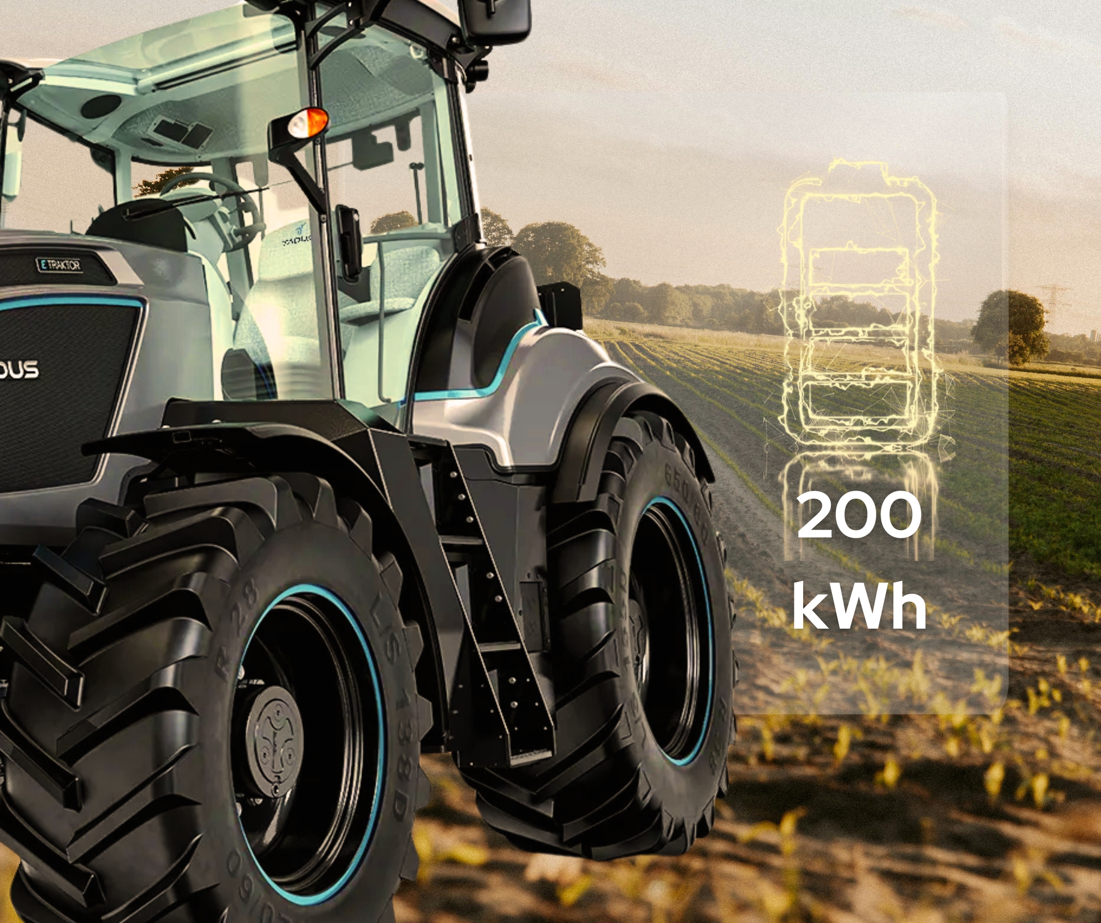 200 kWh-Anzeige hinter den TADUS T16.20 E-Traktor und Sonnenuntergang – Symbol für Energie und Leistung.