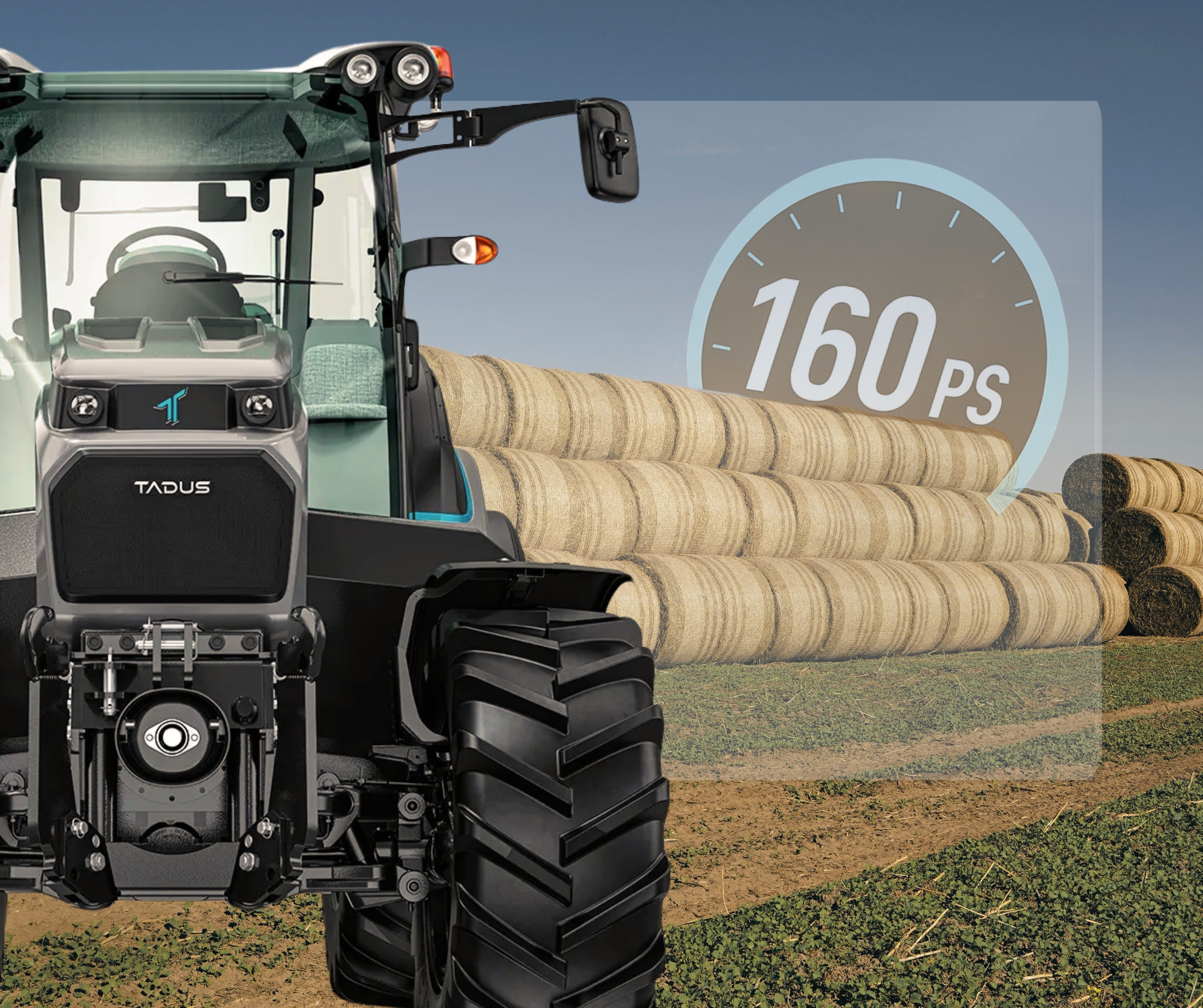 Der elektrischen TADUS T16.20 Traktor mit 160 PS. Im Hintergrund Heuballen gestapelt.