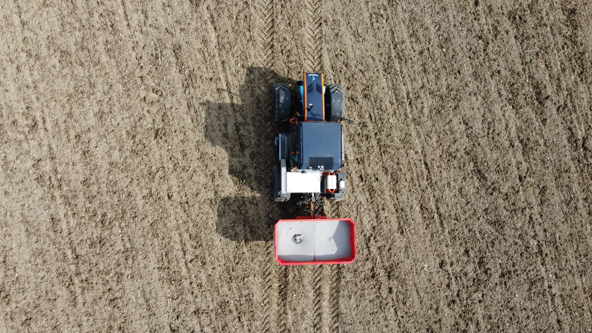 TADUS Erprobungstraktor beim Mineraldüngen auf dem Feld. In Kooperation mit der HTL-Ried