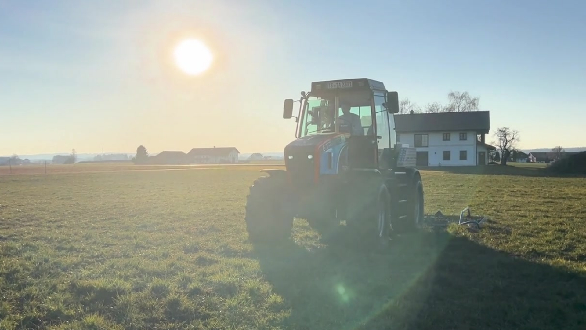 TADUS Erprobungstraktor beim Wiese Abschleppen auf dem Feld.