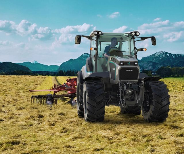 TADUS E-Traktor T16.20 beim Schwadern auf dem Feld. AI generiertes Bild.