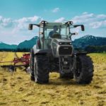 TADUS E-Traktor T16.20 beim Schwadern auf dem Feld. AI generiertes Bild.