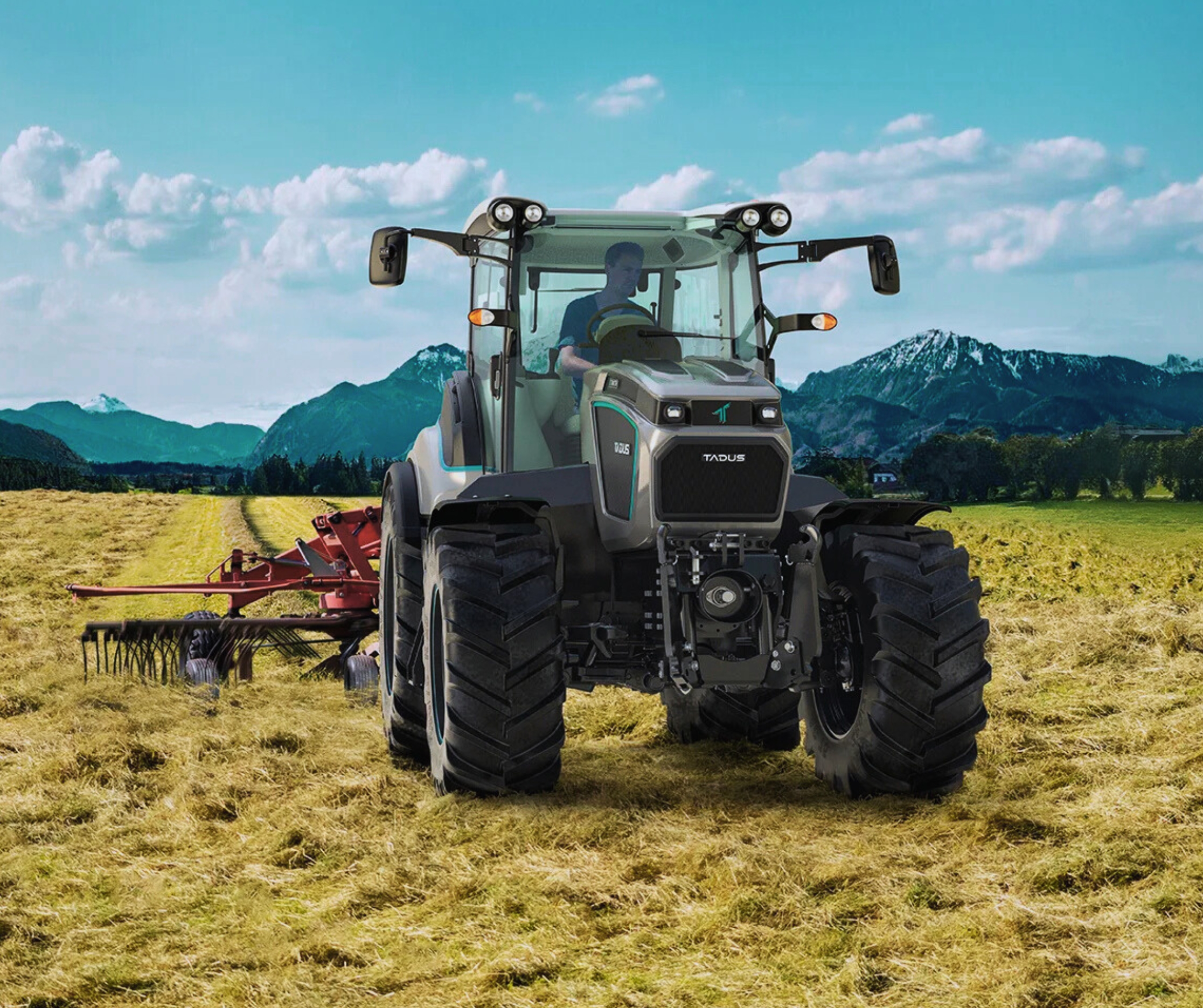 TADUS E-Traktor T16.20 beim Schwadern auf dem Feld. AI generiertes Bild.