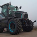 Der TADUS T16.20 in live. Im Hintergrund eine Nebeldecke mit leicht zu erkennender Aker