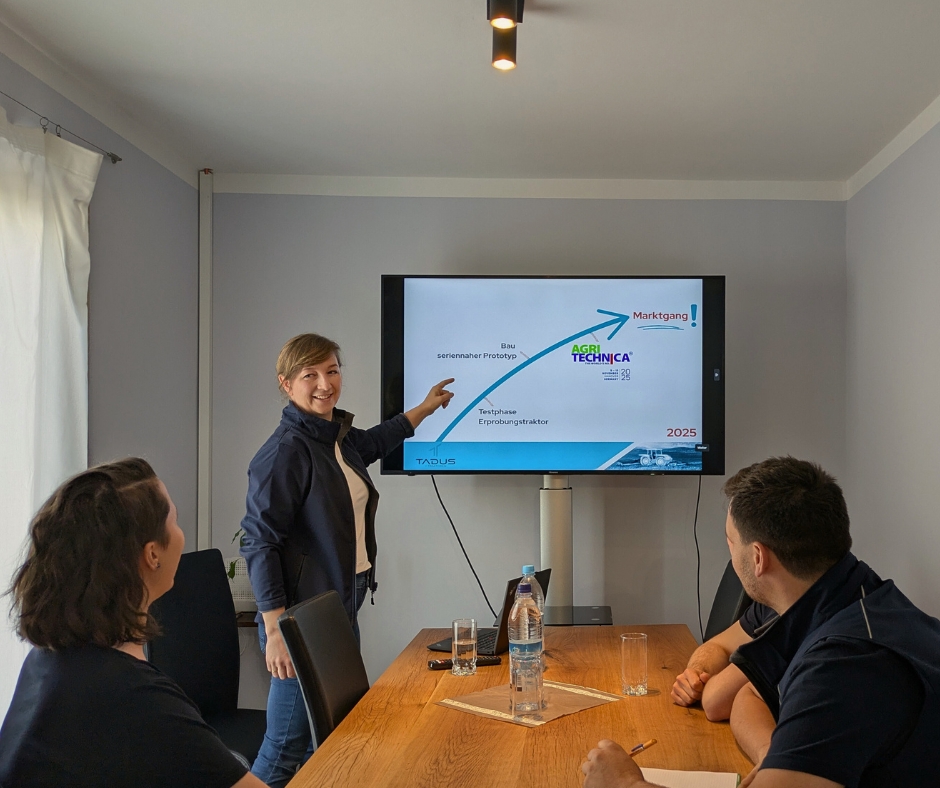 TADUS-Team im Konferenzraum bei der Besprechung kommender Projektmeilensteine.
