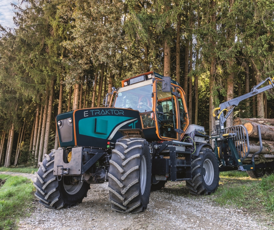 TADUS Erprobungstraktor im Testeinsatz mit einem Mitarbeiter auf dem Feld.