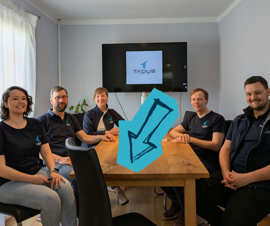 Das Kernteam von TADUS auf der Suche nach Bewerbern. Ein leerer Stuhl wo ein Pfeil darauf zeigt