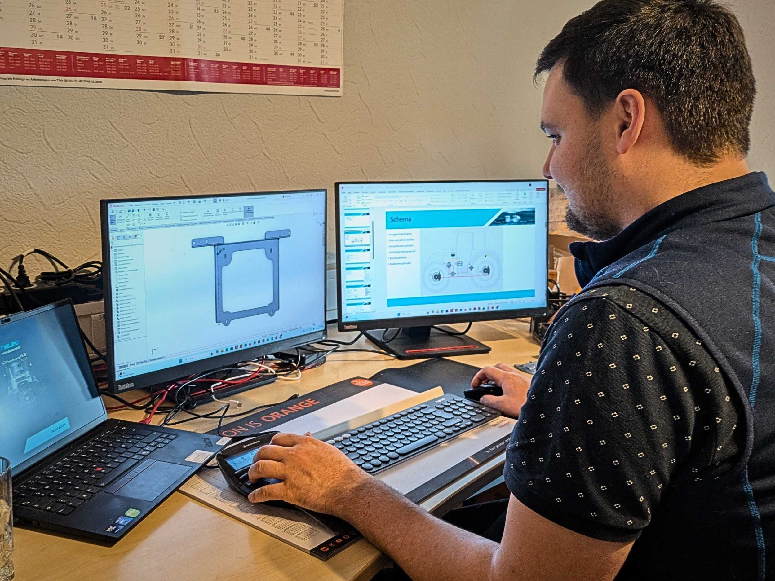 Mitarbeiter der technischen Entwicklung arbeitet an Konstruktionsgruppen des TADUS Traktors.