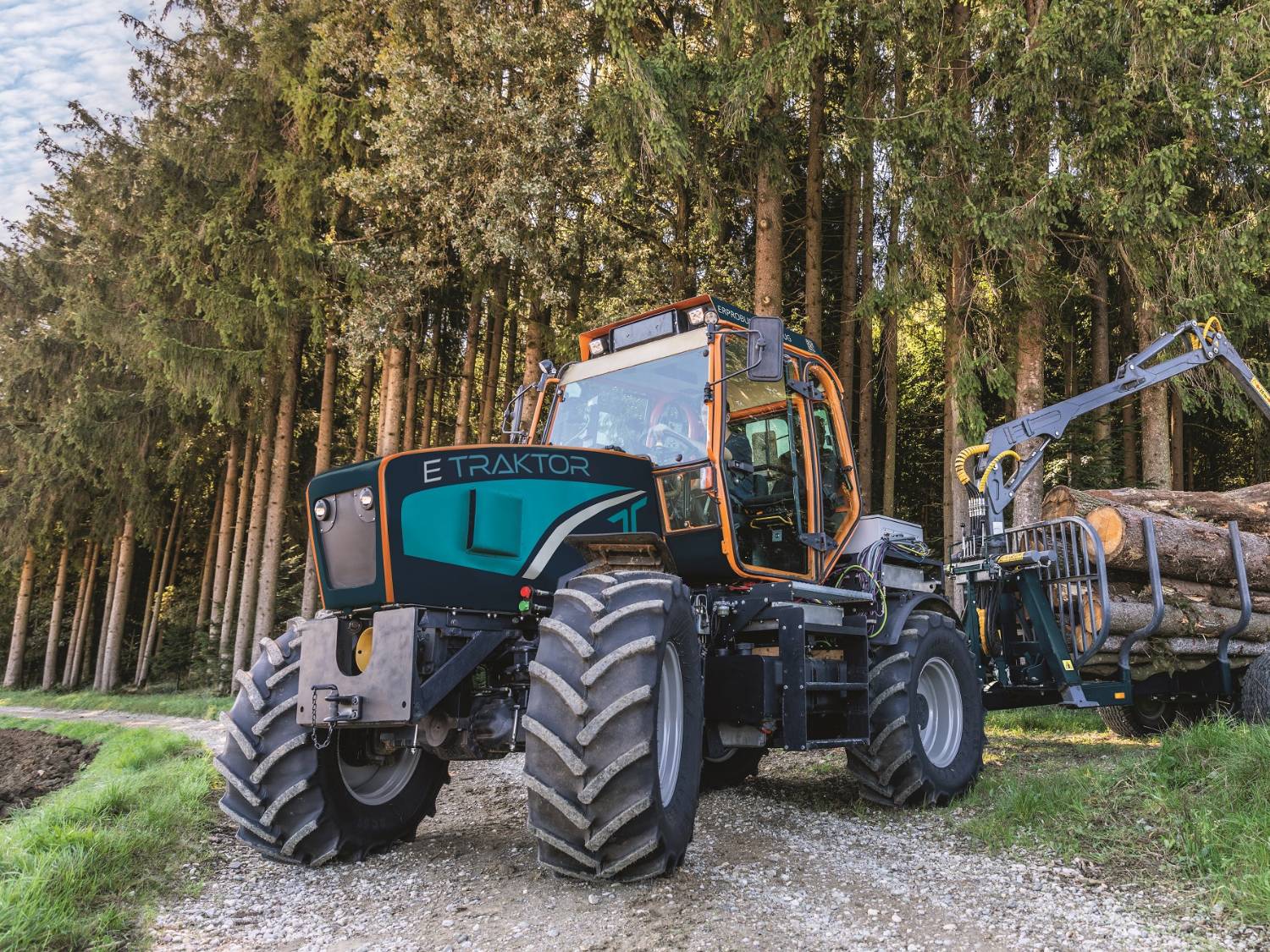 TADUS Erprobungstraktor im Testeinsatz mit einem Mitarbeiter auf dem Feld.