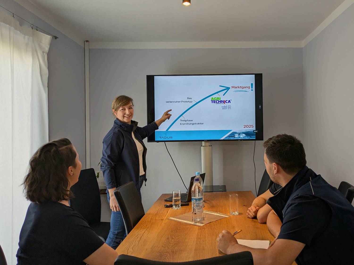 TADUS-Team im Konferenzraum bei der Besprechung kommender Projektmeilensteine.