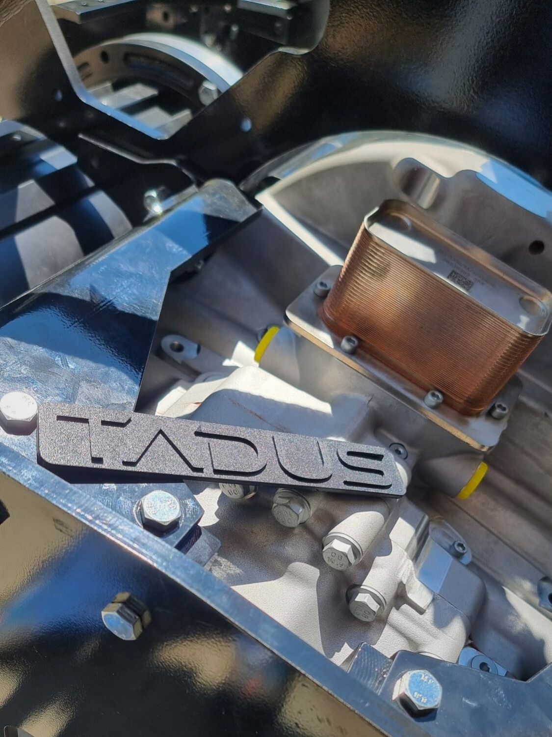 Zu sehen ist das TADUS Logo sowie ein Teil des TADUS T16.20 Innenleben